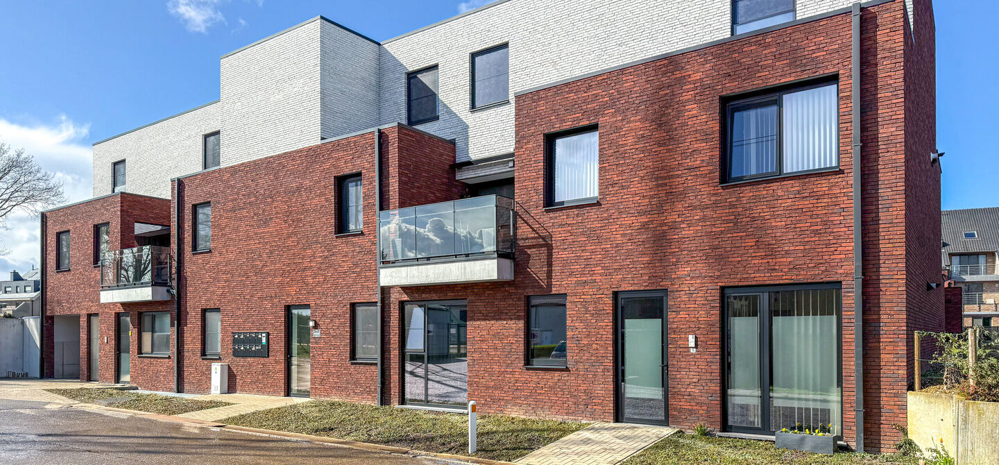 Ervaar bij ImmoFusion 7/7 &ldquo;open huis&rdquo; : klik op onze 3D-TOUR.
Ervaar vastgoed alsof je er zelf doorloopt!

Welkom in dit recent en energiezuinig appartement, gebouwd in 2022, ideaal gelegen in het centrum van Heusden. Dit instapklare appartement combi