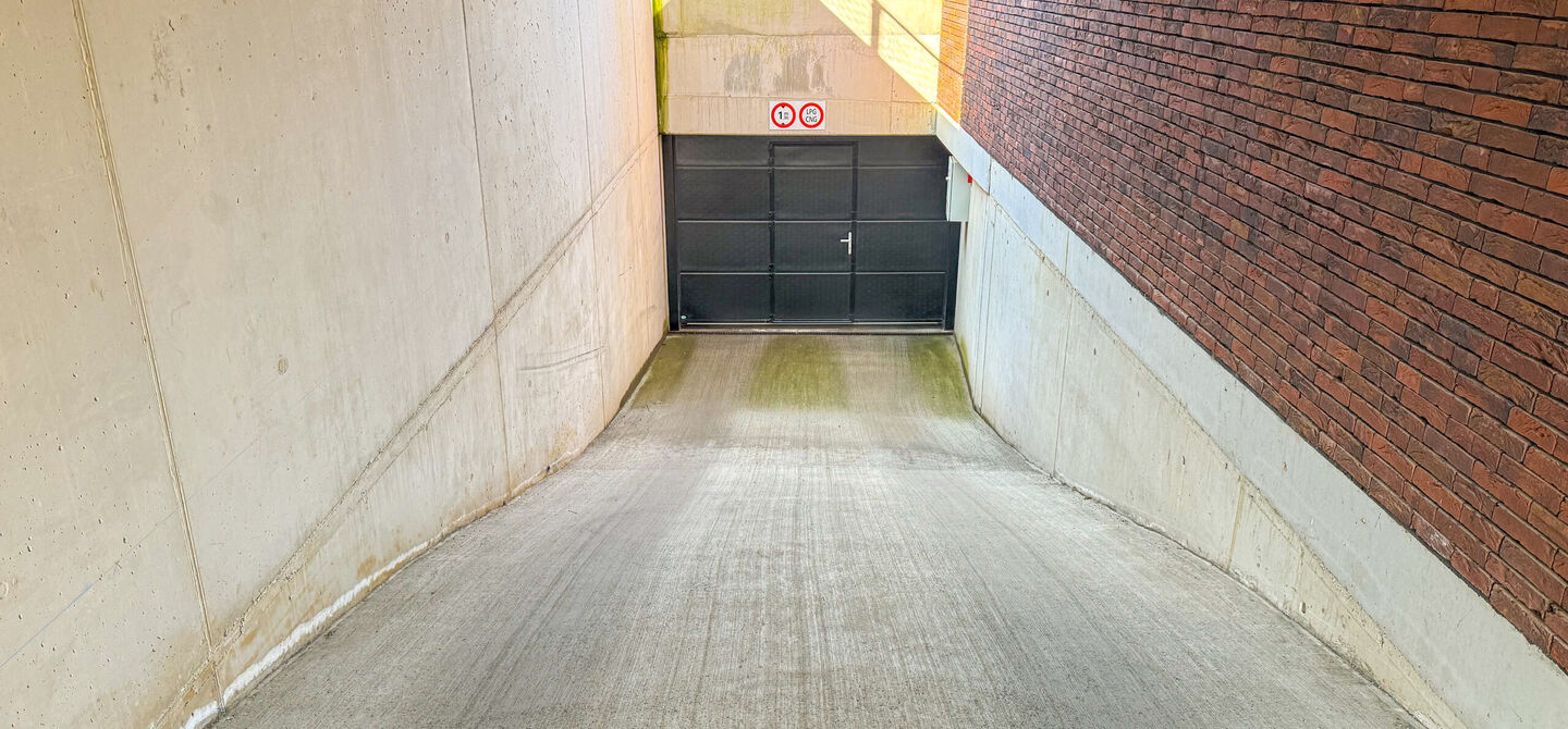 Ervaar bij ImmoFusion 7/7 &ldquo;open huis&rdquo; : klik op onze 3D-TOUR.
Ervaar vastgoed alsof je er zelf doorloopt!

Welkom in dit recent en energiezuinig appartement, gebouwd in 2022, ideaal gelegen in het centrum van Heusden. Dit instapklare appartement combi