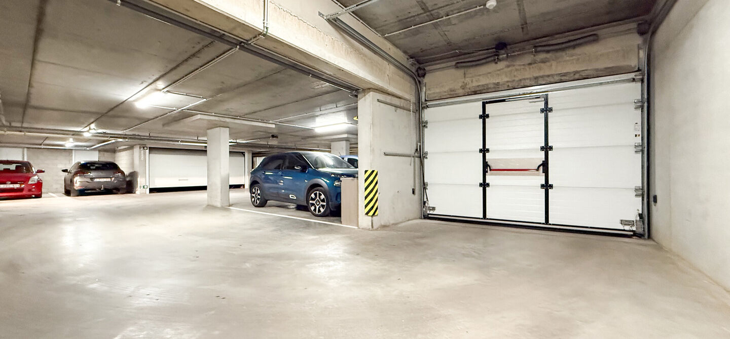 Ervaar bij ImmoFusion 7/7 &ldquo;open huis&rdquo; : klik op onze 3D-TOUR.
Ervaar vastgoed alsof je er zelf doorloopt!

Welkom in dit recent en energiezuinig appartement, gebouwd in 2022, ideaal gelegen in het centrum van Heusden. Dit instapklare appartement combi