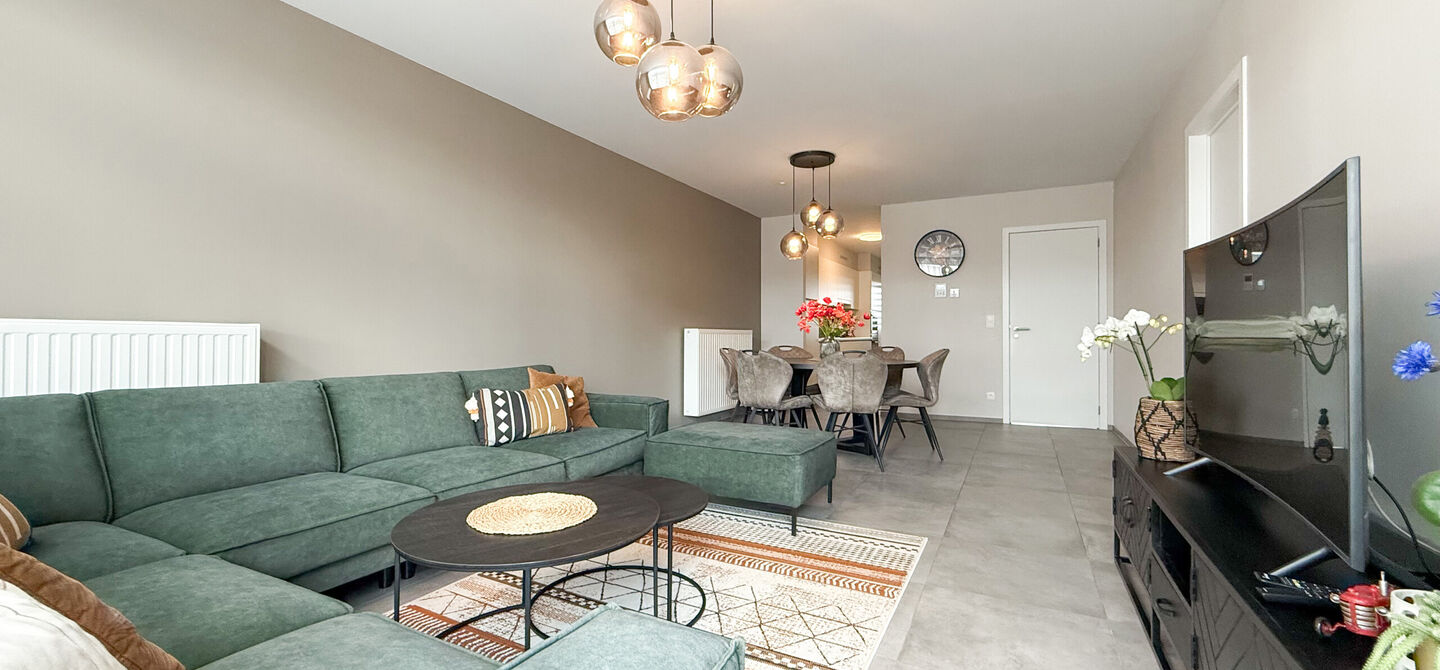 Bij ImmoFusion 7/7 “open huis” : klik op onze 3D-TOUR.
Ervaar vastgoed alsof je er zelf doorloopt!
Op zoek naar een recent, energiezuinig en instapklaar appartement? Dan is dit pareltje uit 2022 misschien wel jouw nieuwe thuis! Gelegen op de Koolmij