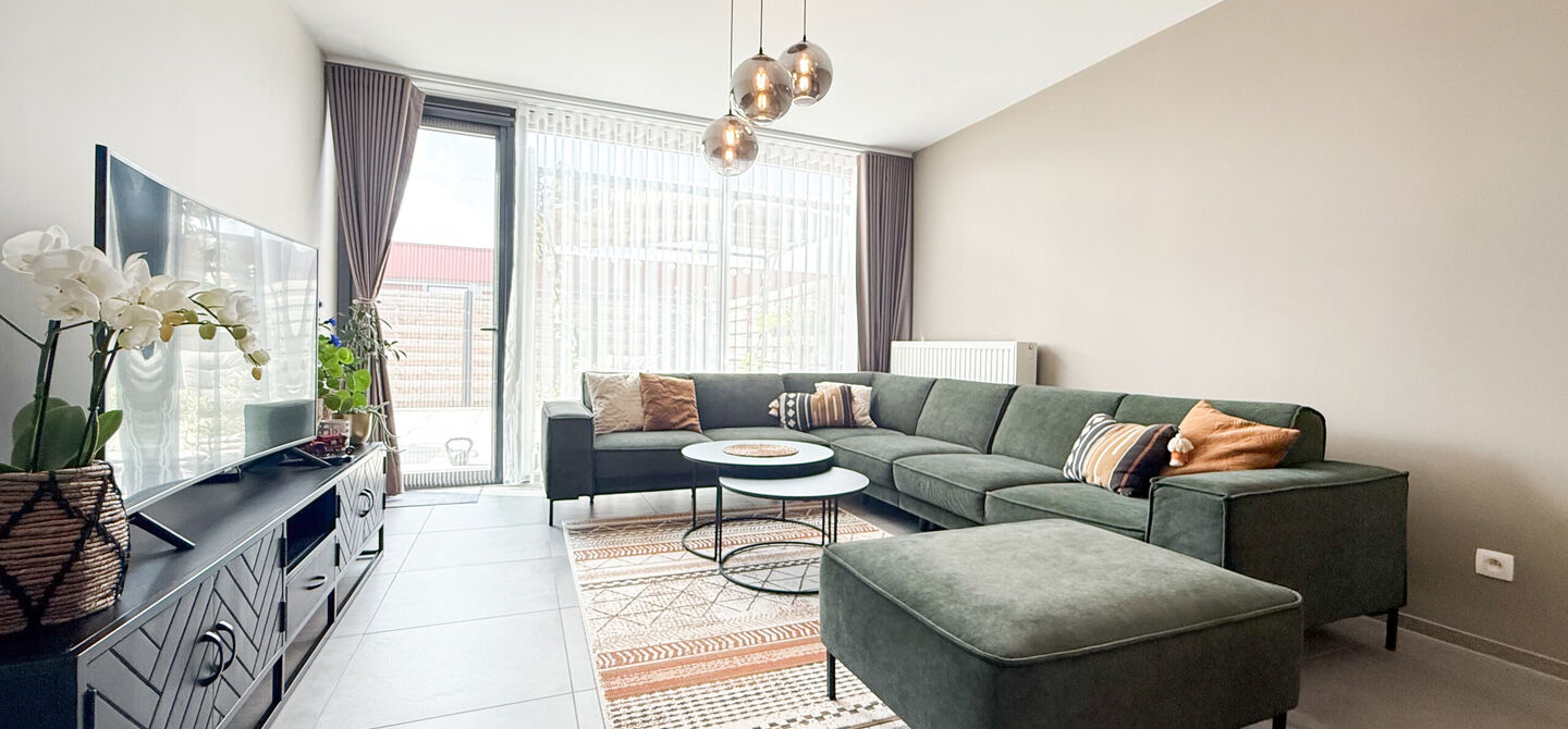 Bij ImmoFusion 7/7 “open huis” : klik op onze 3D-TOUR.
Ervaar vastgoed alsof je er zelf doorloopt!
Op zoek naar een recent, energiezuinig en instapklaar appartement? Dan is dit pareltje uit 2022 misschien wel jouw nieuwe thuis! Gelegen op de Koolmij