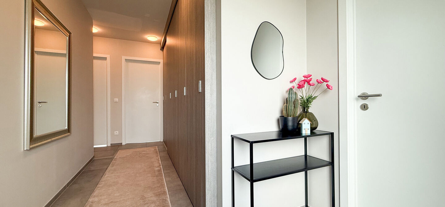 Bij ImmoFusion 7/7 “open huis” : klik op onze 3D-TOUR.
Ervaar vastgoed alsof je er zelf doorloopt!
Op zoek naar een recent, energiezuinig en instapklaar appartement? Dan is dit pareltje uit 2022 misschien wel jouw nieuwe thuis! Gelegen op de Koolmij