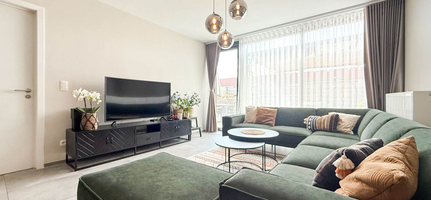 Bij ImmoFusion 7/7 “open huis” : klik op onze 3D-TOUR.
Ervaar vastgoed alsof je er zelf doorloopt!
Op zoek naar een recent, energiezuinig en instapklaar appartement? Dan is dit pareltje uit 2022 misschien wel jouw nieuwe thuis! Gelegen op de Koolmij