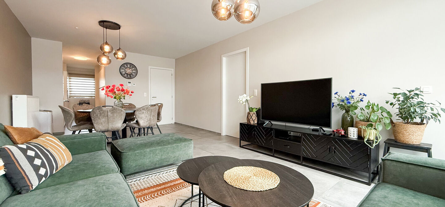Bij ImmoFusion 7/7 “open huis” : klik op onze 3D-TOUR.
Ervaar vastgoed alsof je er zelf doorloopt!
Op zoek naar een recent, energiezuinig en instapklaar appartement? Dan is dit pareltje uit 2022 misschien wel jouw nieuwe thuis! Gelegen op de Koolmij