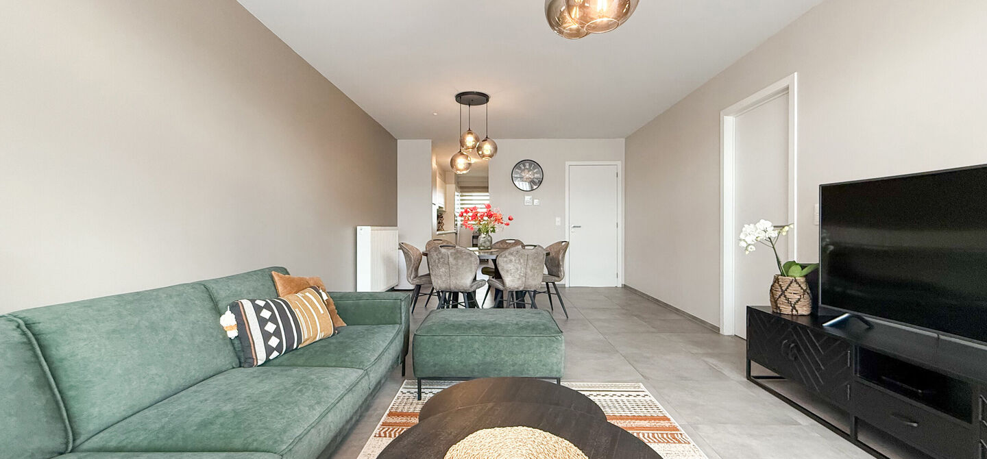 Bij ImmoFusion 7/7 “open huis” : klik op onze 3D-TOUR.
Ervaar vastgoed alsof je er zelf doorloopt!
Op zoek naar een recent, energiezuinig en instapklaar appartement? Dan is dit pareltje uit 2022 misschien wel jouw nieuwe thuis! Gelegen op de Koolmij