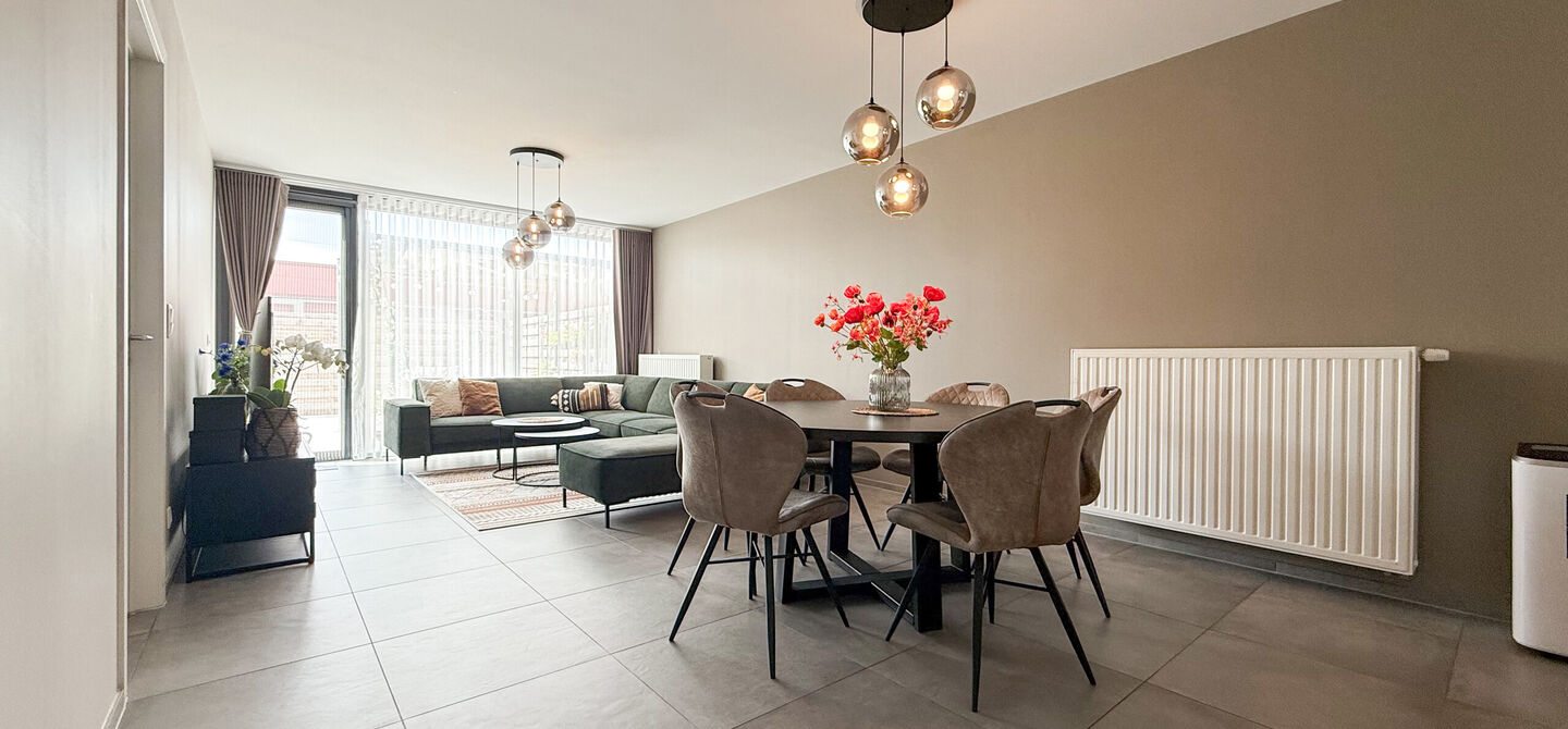 Bij ImmoFusion 7/7 “open huis” : klik op onze 3D-TOUR.
Ervaar vastgoed alsof je er zelf doorloopt!
Op zoek naar een recent, energiezuinig en instapklaar appartement? Dan is dit pareltje uit 2022 misschien wel jouw nieuwe thuis! Gelegen op de Koolmij