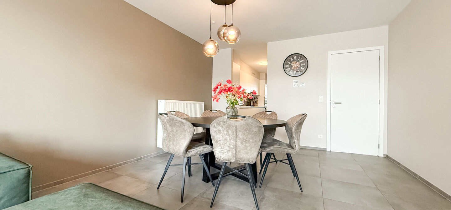 Bij ImmoFusion 7/7 “open huis” : klik op onze 3D-TOUR.
Ervaar vastgoed alsof je er zelf doorloopt!
Op zoek naar een recent, energiezuinig en instapklaar appartement? Dan is dit pareltje uit 2022 misschien wel jouw nieuwe thuis! Gelegen op de Koolmij