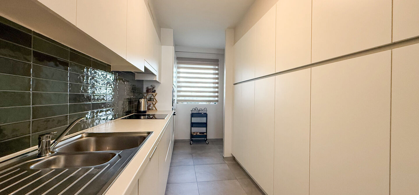 Bij ImmoFusion 7/7 “open huis” : klik op onze 3D-TOUR.
Ervaar vastgoed alsof je er zelf doorloopt!
Op zoek naar een recent, energiezuinig en instapklaar appartement? Dan is dit pareltje uit 2022 misschien wel jouw nieuwe thuis! Gelegen op de Koolmij