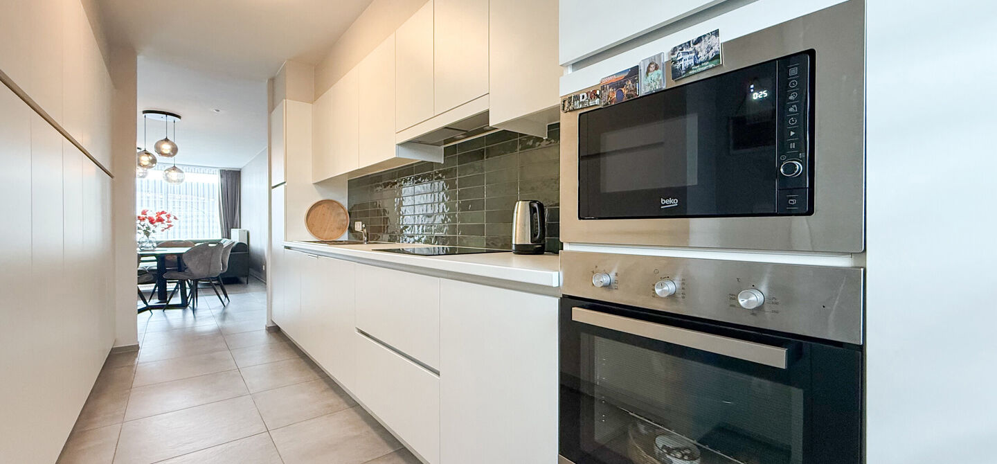 Bij ImmoFusion 7/7 “open huis” : klik op onze 3D-TOUR.
Ervaar vastgoed alsof je er zelf doorloopt!
Op zoek naar een recent, energiezuinig en instapklaar appartement? Dan is dit pareltje uit 2022 misschien wel jouw nieuwe thuis! Gelegen op de Koolmij