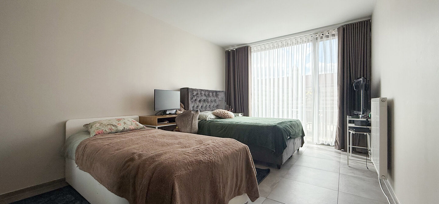 Bij ImmoFusion 7/7 “open huis” : klik op onze 3D-TOUR.
Ervaar vastgoed alsof je er zelf doorloopt!
Op zoek naar een recent, energiezuinig en instapklaar appartement? Dan is dit pareltje uit 2022 misschien wel jouw nieuwe thuis! Gelegen op de Koolmij
