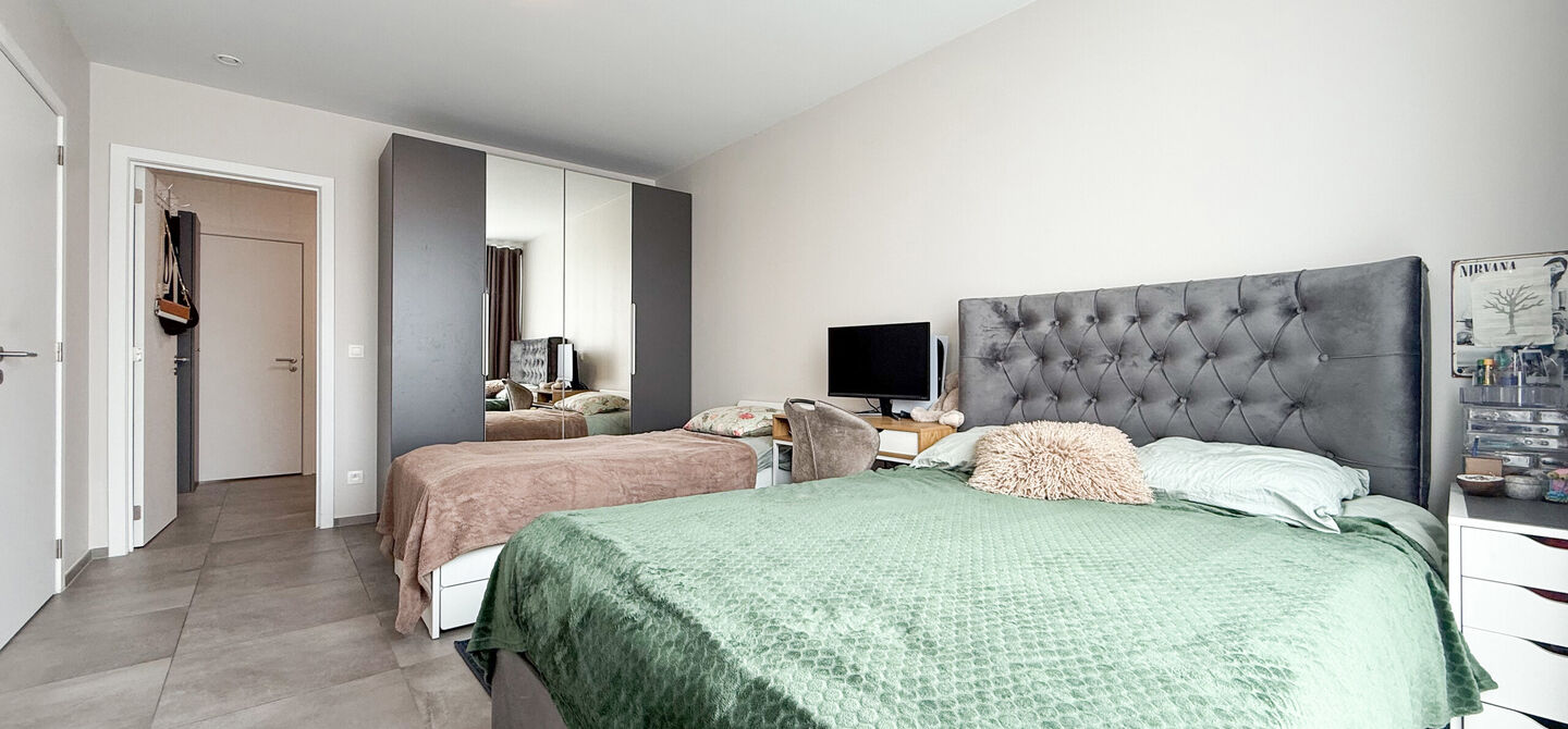 Bij ImmoFusion 7/7 “open huis” : klik op onze 3D-TOUR.
Ervaar vastgoed alsof je er zelf doorloopt!
Op zoek naar een recent, energiezuinig en instapklaar appartement? Dan is dit pareltje uit 2022 misschien wel jouw nieuwe thuis! Gelegen op de Koolmij