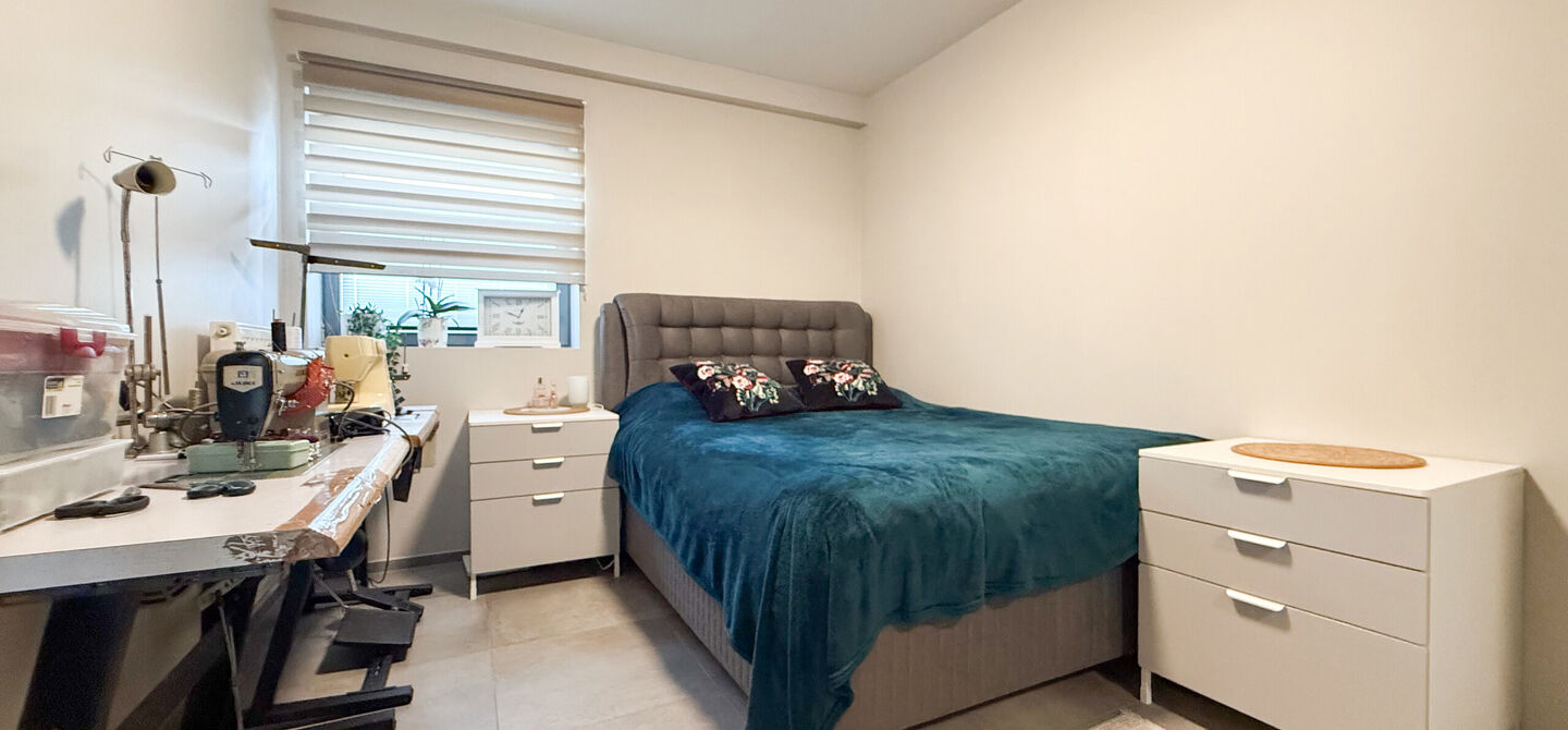 Bij ImmoFusion 7/7 “open huis” : klik op onze 3D-TOUR.
Ervaar vastgoed alsof je er zelf doorloopt!
Op zoek naar een recent, energiezuinig en instapklaar appartement? Dan is dit pareltje uit 2022 misschien wel jouw nieuwe thuis! Gelegen op de Koolmij
