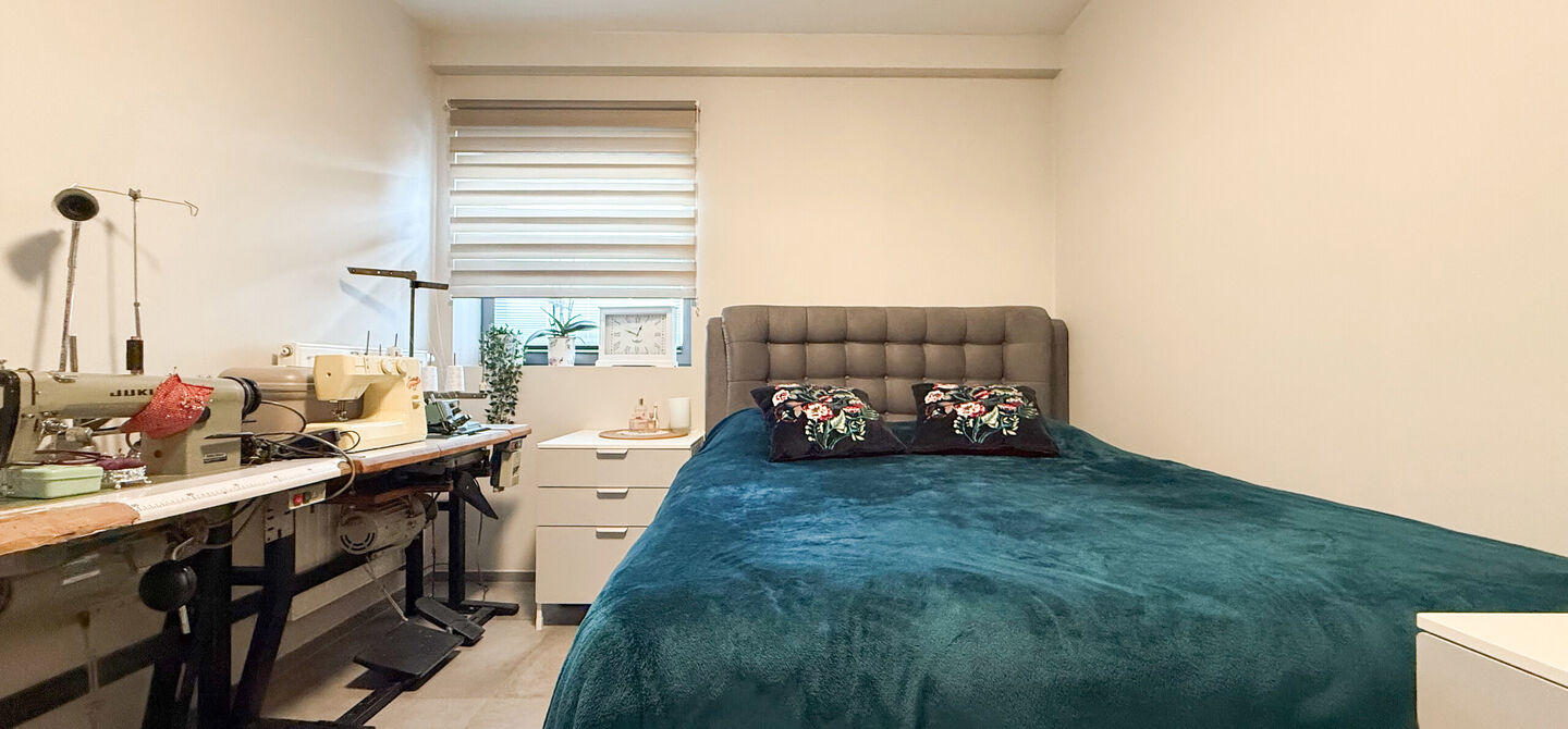 Bij ImmoFusion 7/7 “open huis” : klik op onze 3D-TOUR.
Ervaar vastgoed alsof je er zelf doorloopt!
Op zoek naar een recent, energiezuinig en instapklaar appartement? Dan is dit pareltje uit 2022 misschien wel jouw nieuwe thuis! Gelegen op de Koolmij