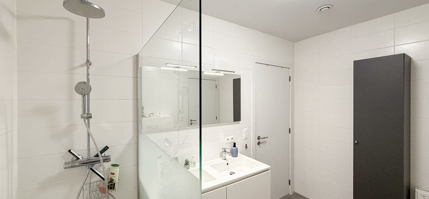 Bij ImmoFusion 7/7 “open huis” : klik op onze 3D-TOUR.
Ervaar vastgoed alsof je er zelf doorloopt!
Op zoek naar een recent, energiezuinig en instapklaar appartement? Dan is dit pareltje uit 2022 misschien wel jouw nieuwe thuis! Gelegen op de Koolmij