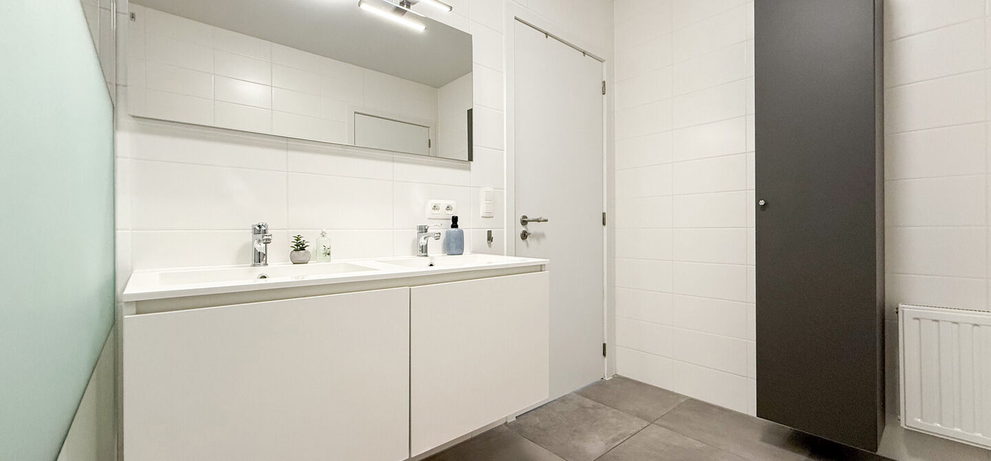 Bij ImmoFusion 7/7 “open huis” : klik op onze 3D-TOUR.
Ervaar vastgoed alsof je er zelf doorloopt!
Op zoek naar een recent, energiezuinig en instapklaar appartement? Dan is dit pareltje uit 2022 misschien wel jouw nieuwe thuis! Gelegen op de Koolmij