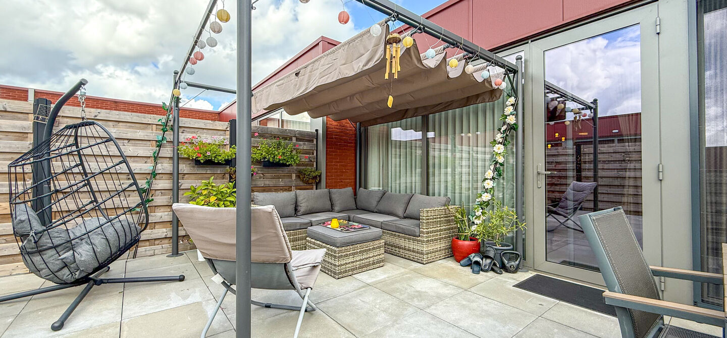 Bij ImmoFusion 7/7 “open huis” : klik op onze 3D-TOUR.
Ervaar vastgoed alsof je er zelf doorloopt!
Op zoek naar een recent, energiezuinig en instapklaar appartement? Dan is dit pareltje uit 2022 misschien wel jouw nieuwe thuis! Gelegen op de Koolmij