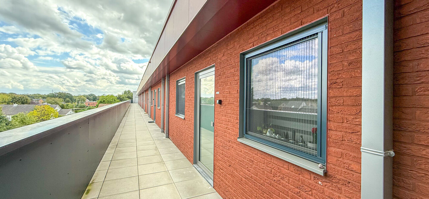Bij ImmoFusion 7/7 “open huis” : klik op onze 3D-TOUR.
Ervaar vastgoed alsof je er zelf doorloopt!
Op zoek naar een recent, energiezuinig en instapklaar appartement? Dan is dit pareltje uit 2022 misschien wel jouw nieuwe thuis! Gelegen op de Koolmij