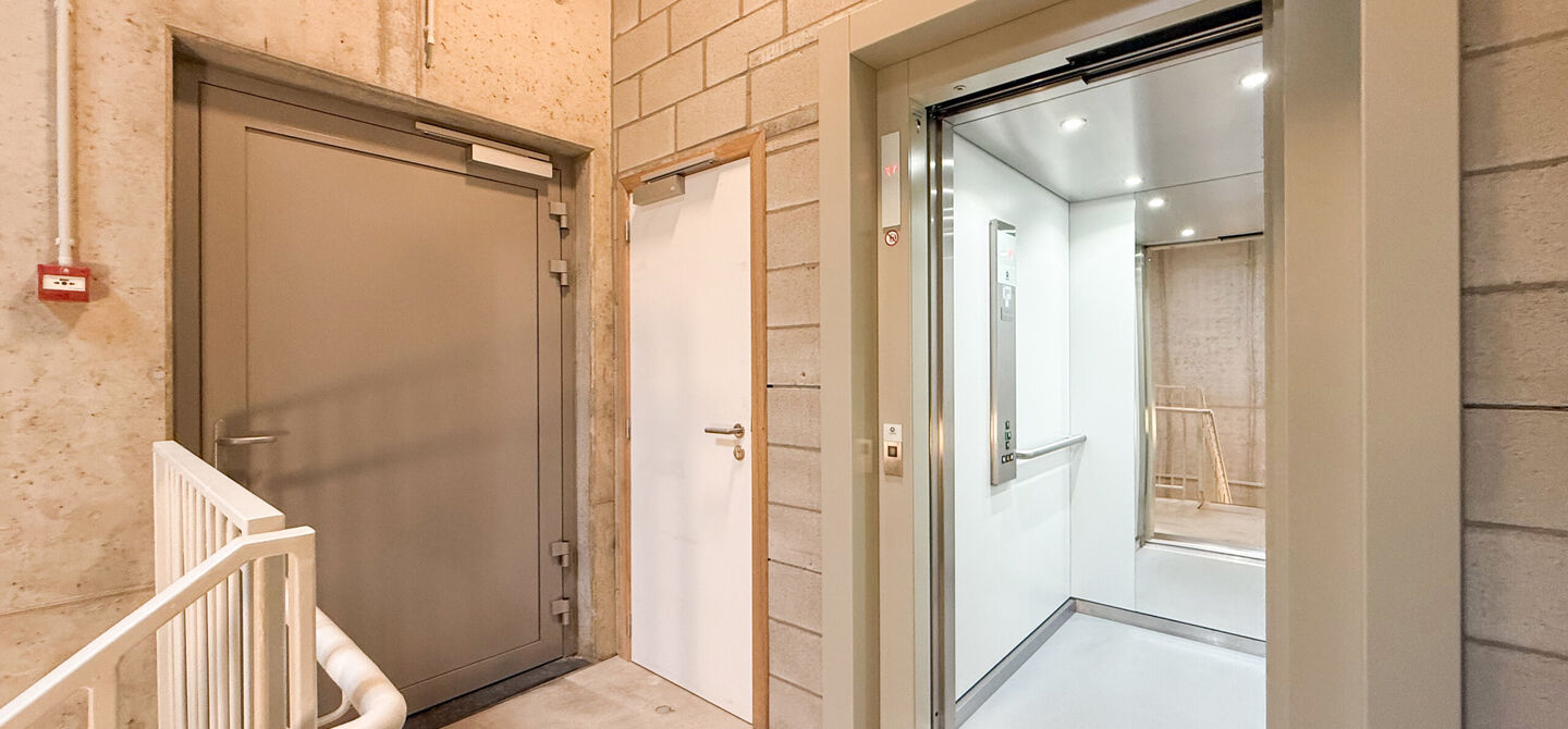 Bij ImmoFusion 7/7 “open huis” : klik op onze 3D-TOUR.
Ervaar vastgoed alsof je er zelf doorloopt!
Op zoek naar een recent, energiezuinig en instapklaar appartement? Dan is dit pareltje uit 2022 misschien wel jouw nieuwe thuis! Gelegen op de Koolmij