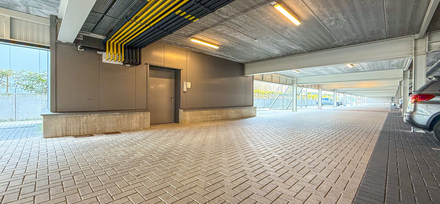Bij ImmoFusion 7/7 “open huis” : klik op onze 3D-TOUR.
Ervaar vastgoed alsof je er zelf doorloopt!
Op zoek naar een recent, energiezuinig en instapklaar appartement? Dan is dit pareltje uit 2022 misschien wel jouw nieuwe thuis! Gelegen op de Koolmij