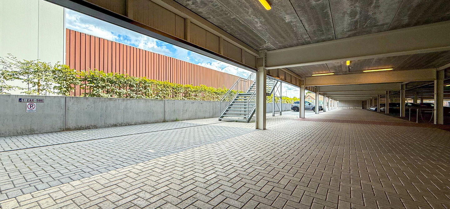 Bij ImmoFusion 7/7 “open huis” : klik op onze 3D-TOUR.
Ervaar vastgoed alsof je er zelf doorloopt!
Op zoek naar een recent, energiezuinig en instapklaar appartement? Dan is dit pareltje uit 2022 misschien wel jouw nieuwe thuis! Gelegen op de Koolmij