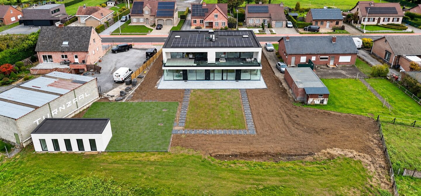 Stijlvol wonen, omringd door rust en natuur, met alle comfort van hedendaags nieuwbouw.
Stel je voor: wakker worden in een groene omgeving, genieten van je ochtendkoffie op je eigen terras en na een drukke dag helemaal tot rust komen in je eigen tuin. Da