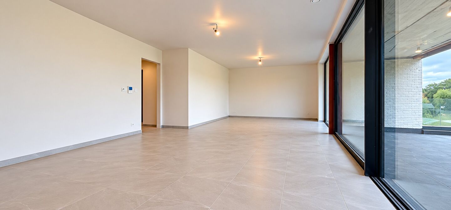 Stijlvol wonen, omringd door rust en natuur, met alle comfort van hedendaags nieuwbouw.
Stel je voor: wakker worden met zicht op het groen, genieten van je ochtendkoffie op een uitzonderlijk ruim terras en na een drukke dag helemaal tot rust komen in een