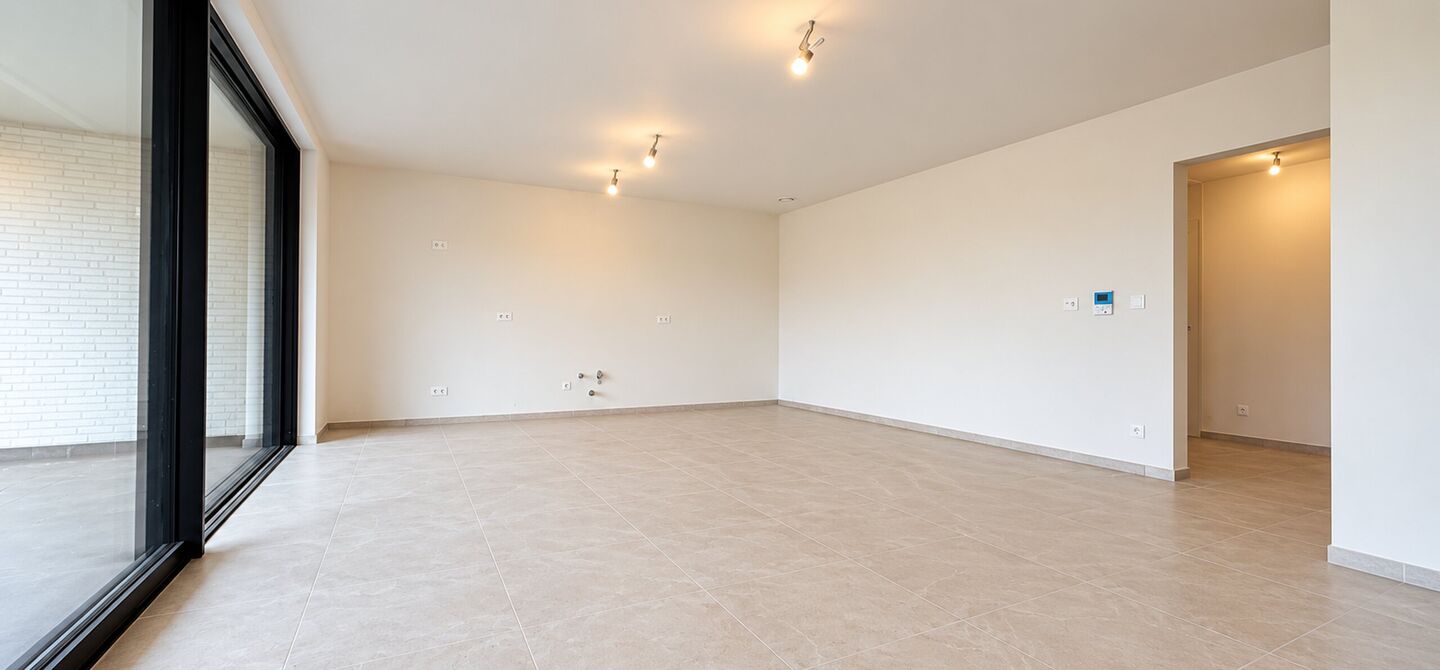 Stijlvol wonen, omringd door rust en natuur, met alle comfort van hedendaags nieuwbouw.
Stel je voor: wakker worden met zicht op het groen, genieten van je ochtendkoffie op een uitzonderlijk ruim terras en na een drukke dag helemaal tot rust komen in een