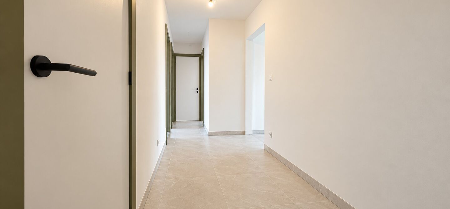 Stijlvol wonen, omringd door rust en natuur, met alle comfort van hedendaags nieuwbouw.
Stel je voor: wakker worden met zicht op het groen, genieten van je ochtendkoffie op een uitzonderlijk ruim terras en na een drukke dag helemaal tot rust komen in een
