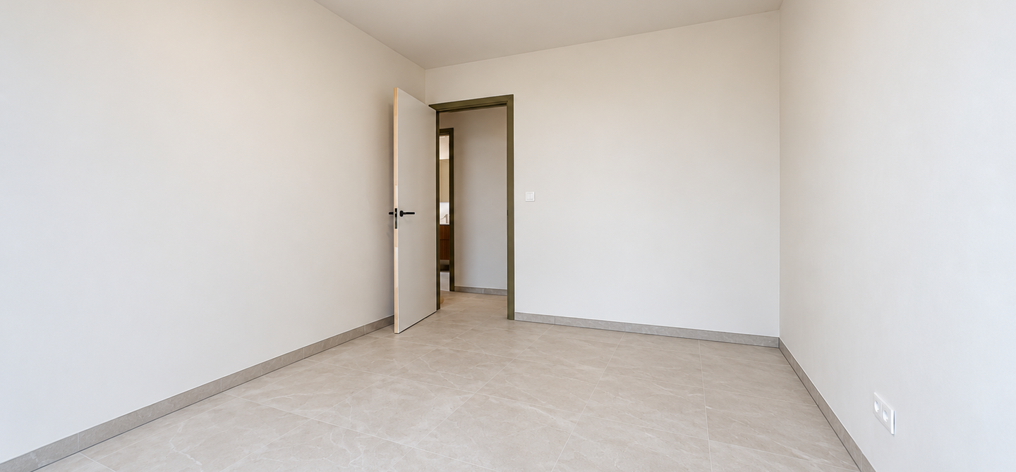 Stijlvol wonen, omringd door rust en natuur, met alle comfort van hedendaags nieuwbouw.
Stel je voor: wakker worden met zicht op het groen, genieten van je ochtendkoffie op een uitzonderlijk ruim terras en na een drukke dag helemaal tot rust komen in een