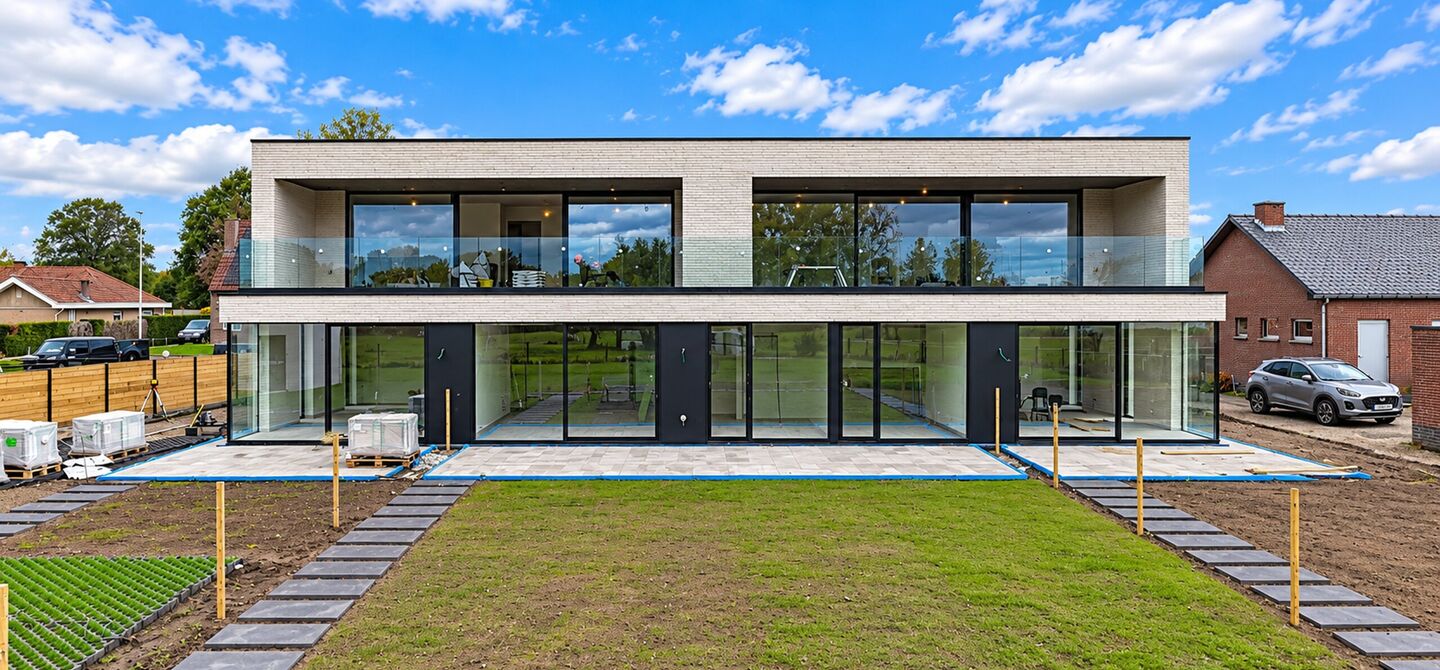 Stijlvol wonen, omringd door rust en natuur, met alle comfort van hedendaags nieuwbouw.
Stel je voor: wakker worden met zicht op het groen, genieten van je ochtendkoffie op een uitzonderlijk ruim terras en na een drukke dag helemaal tot rust komen in een
