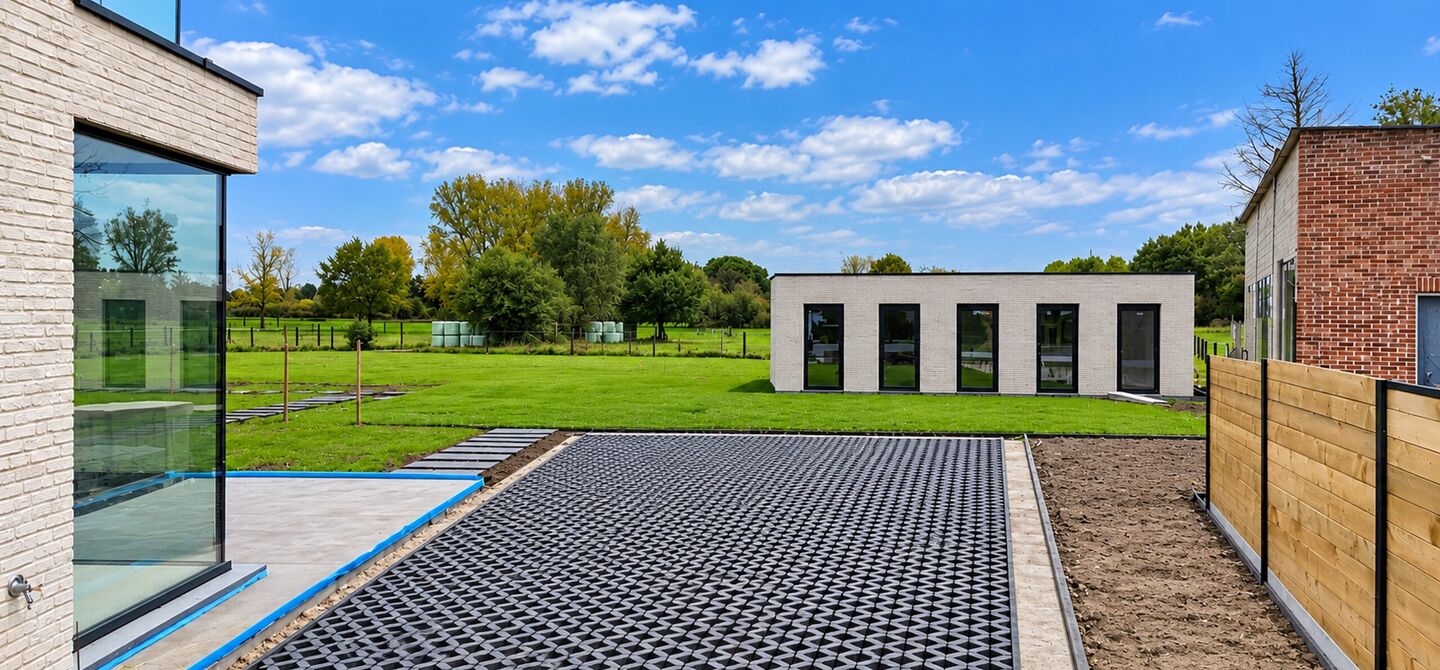 Stijlvol wonen, omringd door rust en natuur, met alle comfort van hedendaags nieuwbouw.
Stel je voor: wakker worden met zicht op het groen, genieten van je ochtendkoffie op een uitzonderlijk ruim terras en na een drukke dag helemaal tot rust komen in een