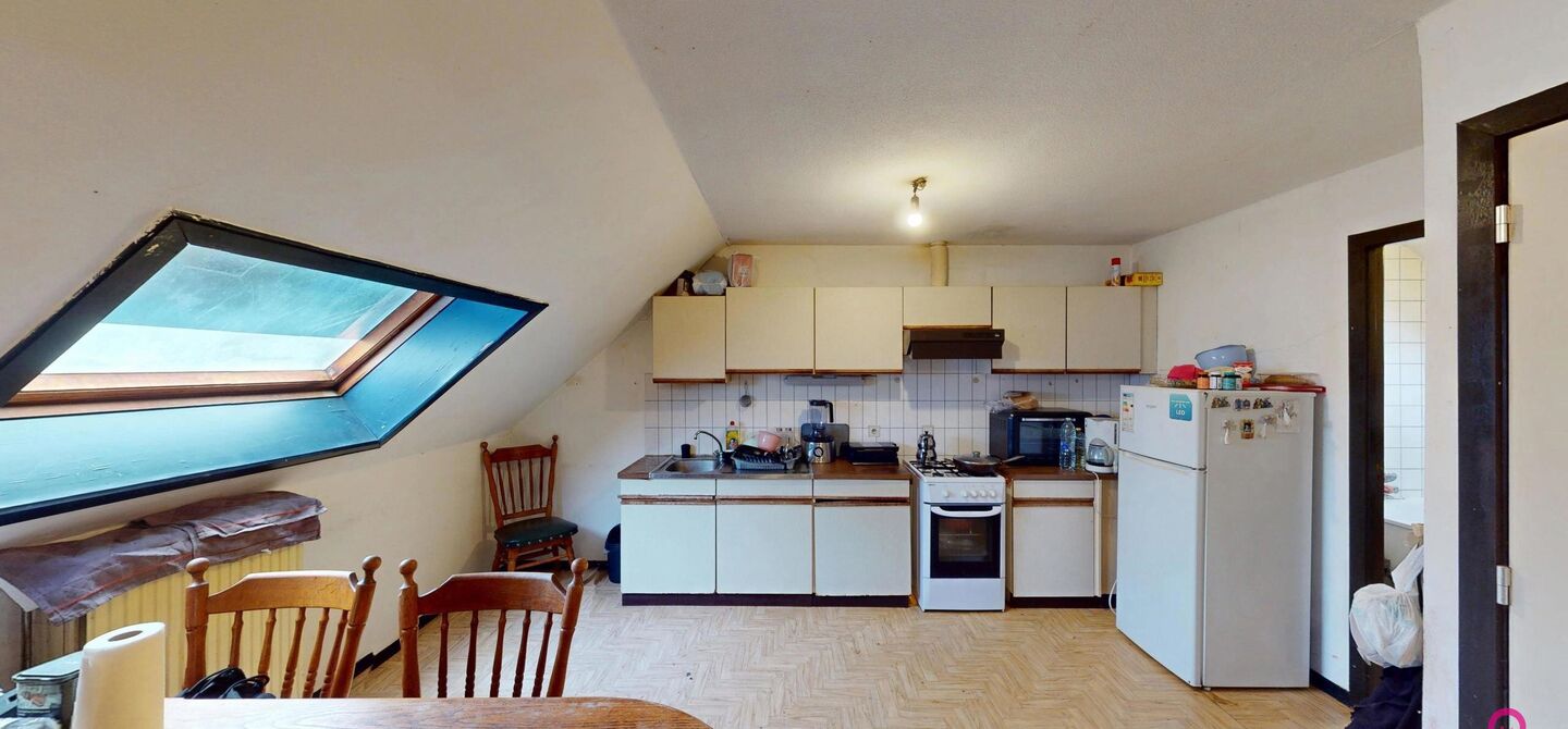 In het centrum van Heusden bevindt zich deze studio / dakappartement, gelegen op een centrale en vlot bereikbare locatie, nabij winkels, openbaar vervoer en andere voorzieningen.

Het appartement beschikt over een EPC-label C en is sinds 2018 ononderbroke