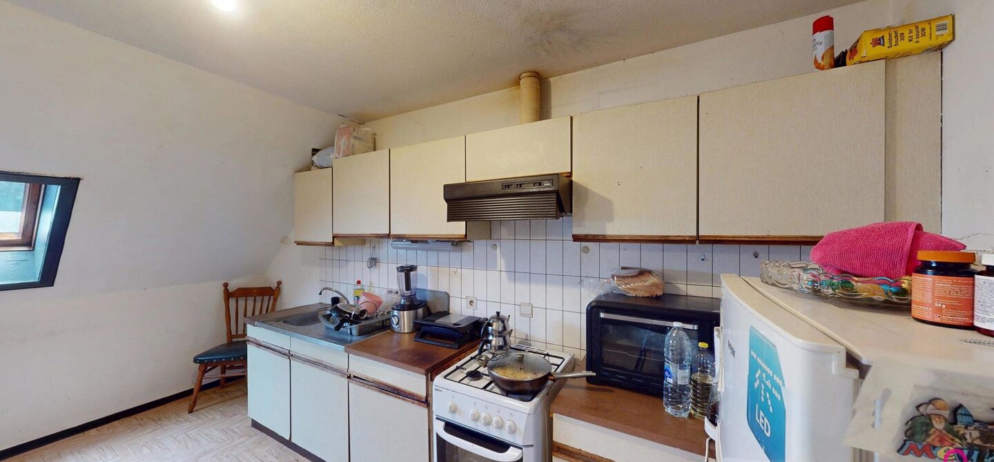 In het centrum van Heusden bevindt zich deze studio / dakappartement, gelegen op een centrale en vlot bereikbare locatie, nabij winkels, openbaar vervoer en andere voorzieningen.

Het appartement beschikt over een EPC-label C en is sinds 2018 ononderbroke