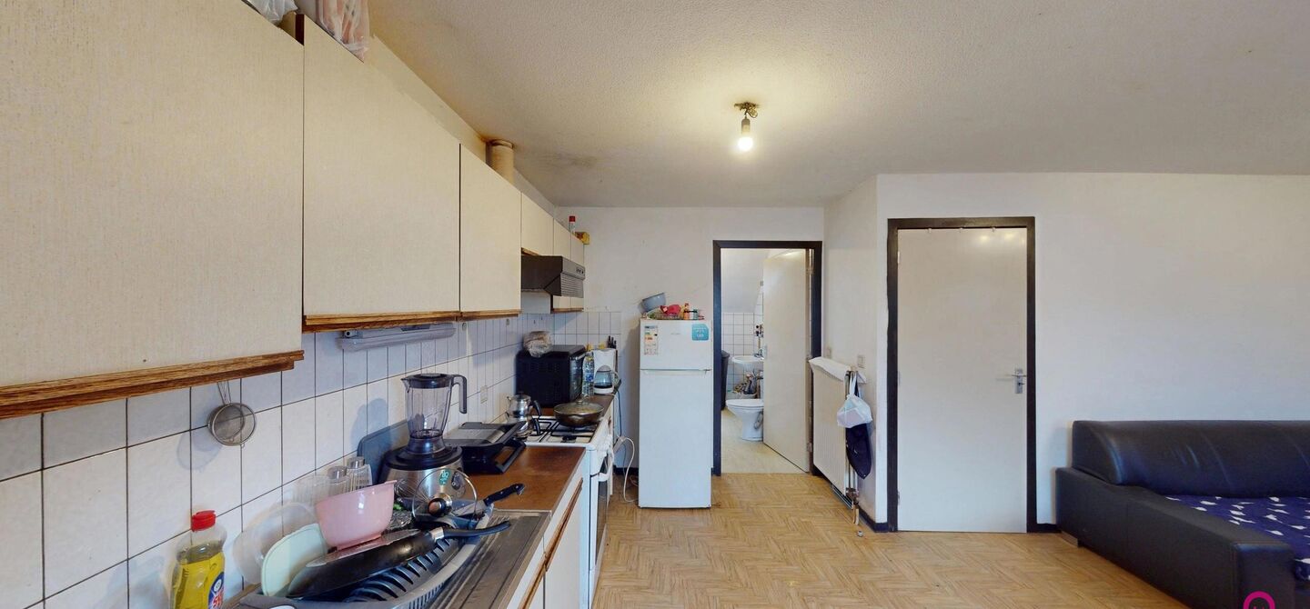 In het centrum van Heusden bevindt zich deze studio / dakappartement, gelegen op een centrale en vlot bereikbare locatie, nabij winkels, openbaar vervoer en andere voorzieningen.

Het appartement beschikt over een EPC-label C en is sinds 2018 ononderbroke