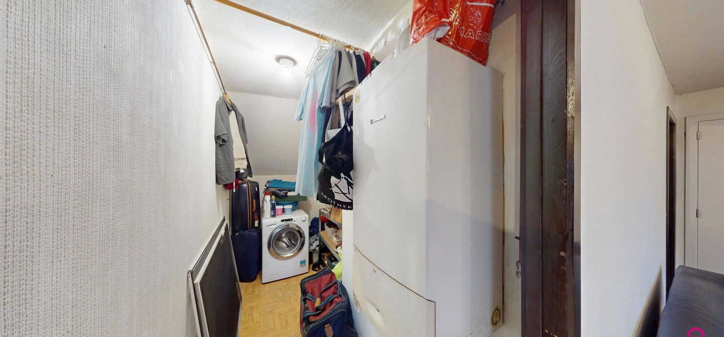 In het centrum van Heusden bevindt zich deze studio / dakappartement, gelegen op een centrale en vlot bereikbare locatie, nabij winkels, openbaar vervoer en andere voorzieningen.

Het appartement beschikt over een EPC-label C en is sinds 2018 ononderbroke