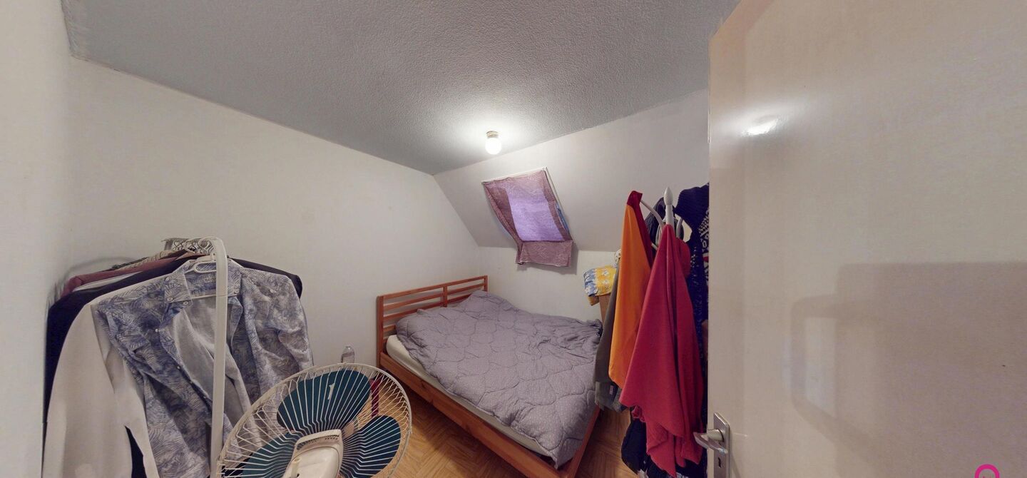 In het centrum van Heusden bevindt zich deze studio / dakappartement, gelegen op een centrale en vlot bereikbare locatie, nabij winkels, openbaar vervoer en andere voorzieningen.

Het appartement beschikt over een EPC-label C en is sinds 2018 ononderbroke