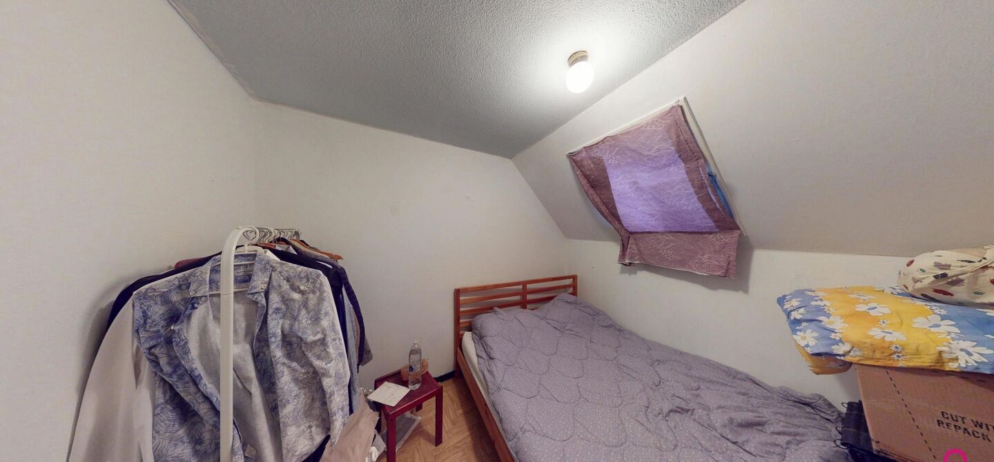 In het centrum van Heusden bevindt zich deze studio / dakappartement, gelegen op een centrale en vlot bereikbare locatie, nabij winkels, openbaar vervoer en andere voorzieningen.

Het appartement beschikt over een EPC-label C en is sinds 2018 ononderbroke