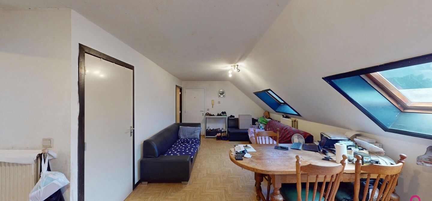 In het centrum van Heusden bevindt zich deze studio / dakappartement, gelegen op een centrale en vlot bereikbare locatie, nabij winkels, openbaar vervoer en andere voorzieningen.

Het appartement beschikt over een EPC-label C en is sinds 2018 ononderbroke