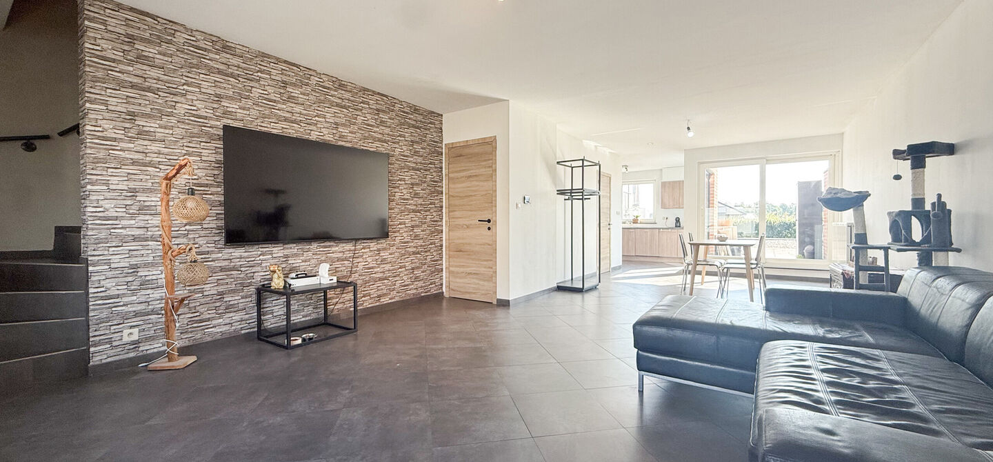 Dit ruime appartement beschikt over een bewoonbare oppervlakte van maar liefst 127 m². Dankzij de praktische indeling, de aangename lichtinval en de ruime kamers biedt deze woning een bijzonder comfortabel woongevoel.
Via de private inkomhal bereikt u d
