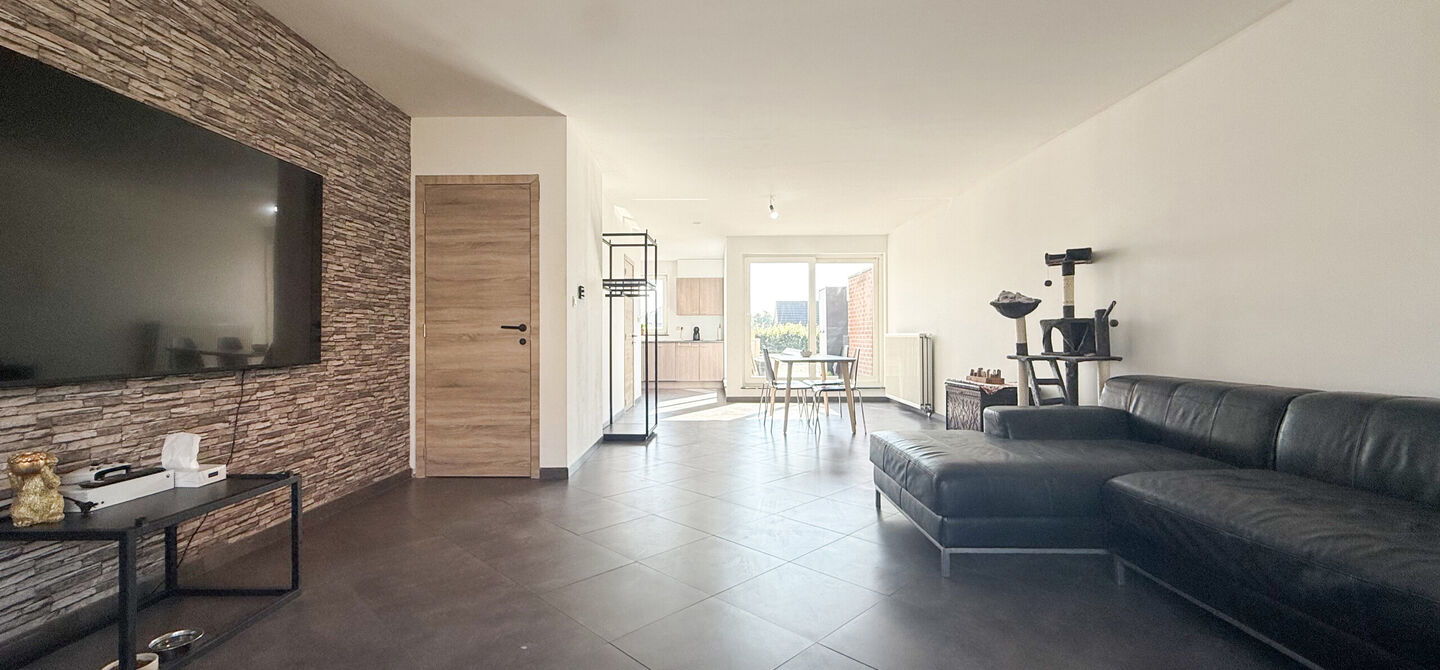 Dit ruime appartement beschikt over een bewoonbare oppervlakte van maar liefst 127 m². Dankzij de praktische indeling, de aangename lichtinval en de ruime kamers biedt deze woning een bijzonder comfortabel woongevoel.
Via de private inkomhal bereikt u d