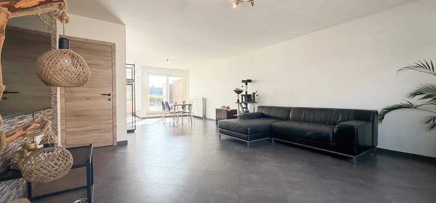Dit ruime appartement beschikt over een bewoonbare oppervlakte van maar liefst 127 m². Dankzij de praktische indeling, de aangename lichtinval en de ruime kamers biedt deze woning een bijzonder comfortabel woongevoel.
Via de private inkomhal bereikt u d