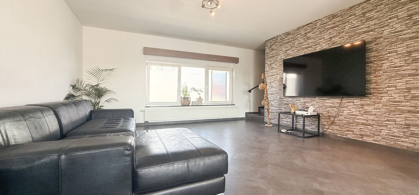 Dit ruime appartement beschikt over een bewoonbare oppervlakte van maar liefst 127 m². Dankzij de praktische indeling, de aangename lichtinval en de ruime kamers biedt deze woning een bijzonder comfortabel woongevoel.
Via de private inkomhal bereikt u d