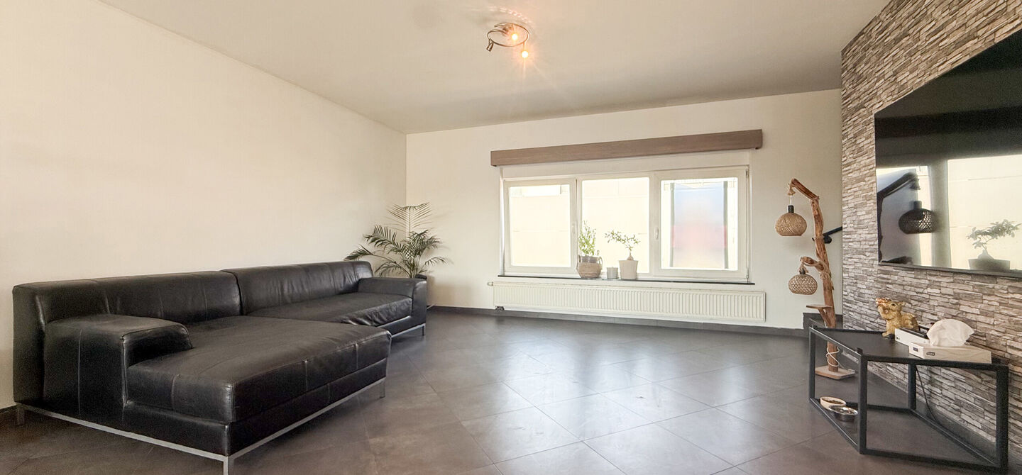 Dit ruime appartement beschikt over een bewoonbare oppervlakte van maar liefst 127 m². Dankzij de praktische indeling, de aangename lichtinval en de ruime kamers biedt deze woning een bijzonder comfortabel woongevoel.
Via de private inkomhal bereikt u d