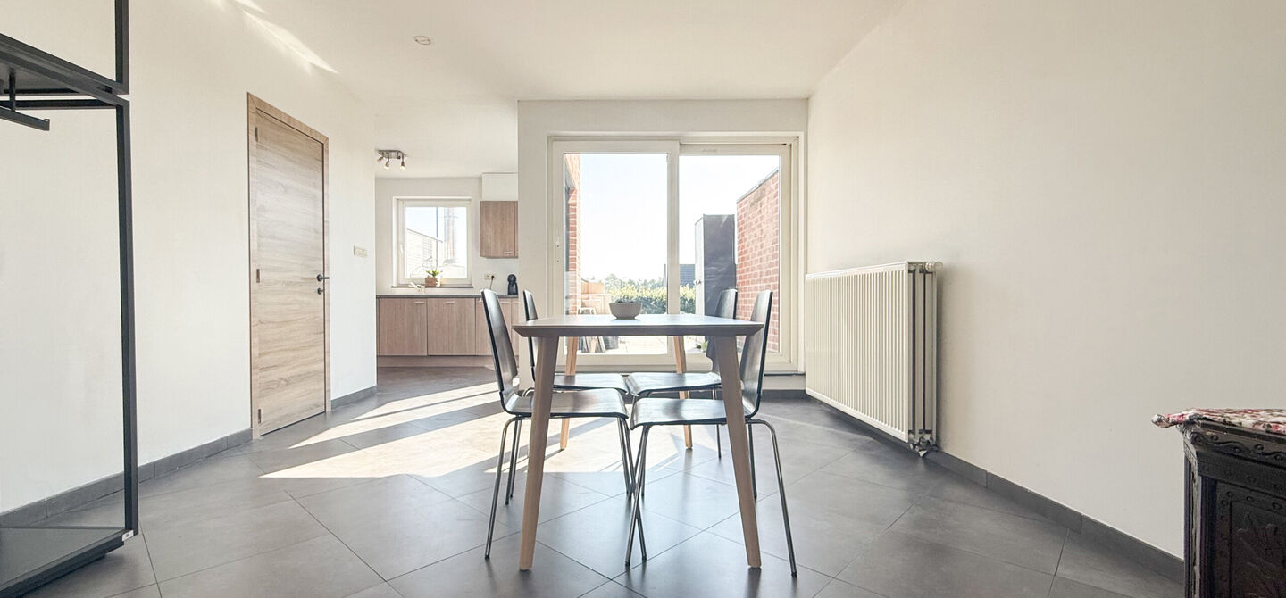 Dit ruime appartement beschikt over een bewoonbare oppervlakte van maar liefst 127 m². Dankzij de praktische indeling, de aangename lichtinval en de ruime kamers biedt deze woning een bijzonder comfortabel woongevoel.
Via de private inkomhal bereikt u d