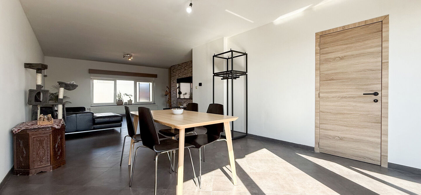 Dit ruime appartement beschikt over een bewoonbare oppervlakte van maar liefst 127 m². Dankzij de praktische indeling, de aangename lichtinval en de ruime kamers biedt deze woning een bijzonder comfortabel woongevoel.
Via de private inkomhal bereikt u d