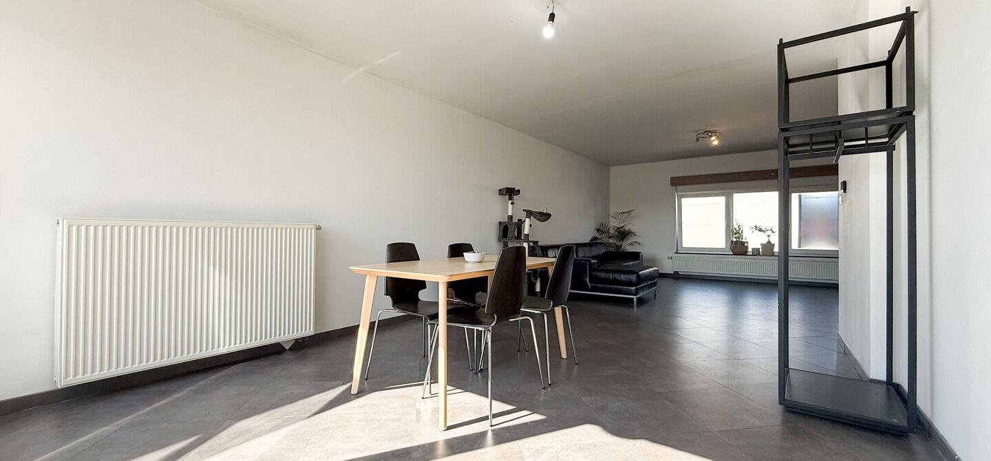 Dit ruime appartement beschikt over een bewoonbare oppervlakte van maar liefst 127 m². Dankzij de praktische indeling, de aangename lichtinval en de ruime kamers biedt deze woning een bijzonder comfortabel woongevoel.
Via de private inkomhal bereikt u d