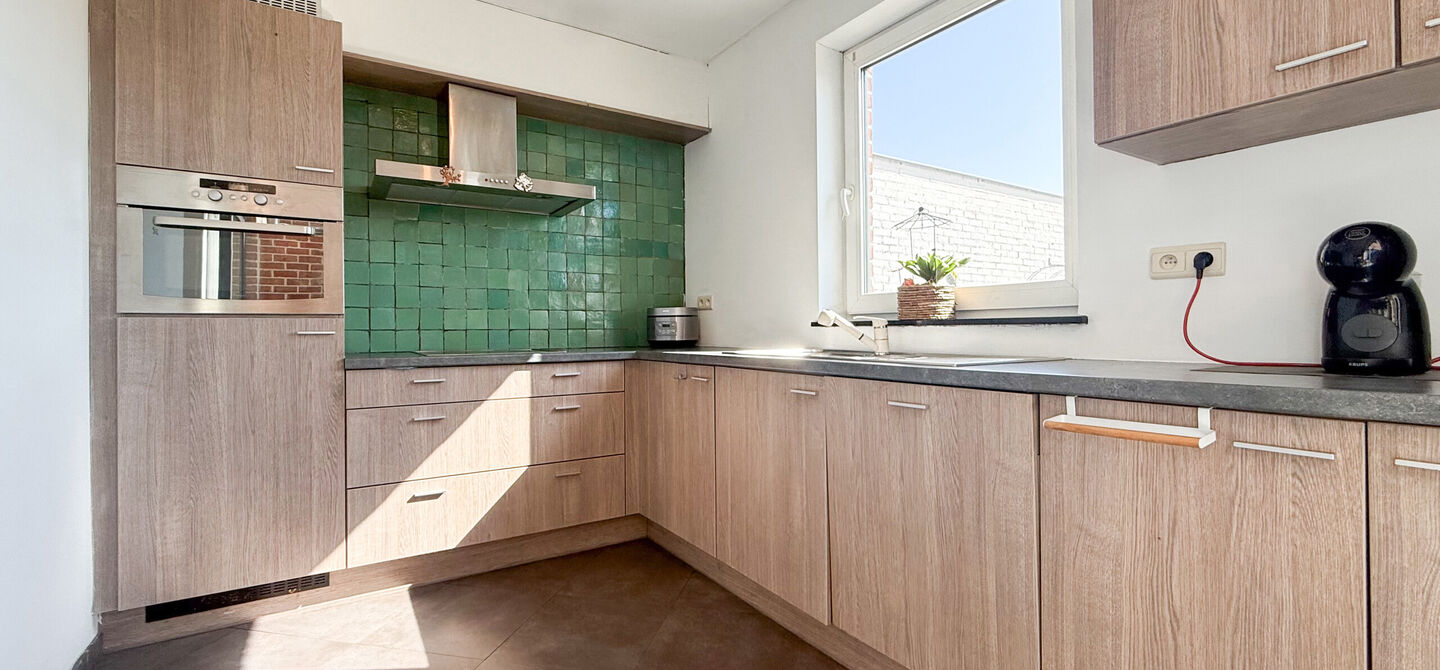 Dit ruime appartement beschikt over een bewoonbare oppervlakte van maar liefst 127 m². Dankzij de praktische indeling, de aangename lichtinval en de ruime kamers biedt deze woning een bijzonder comfortabel woongevoel.
Via de private inkomhal bereikt u d