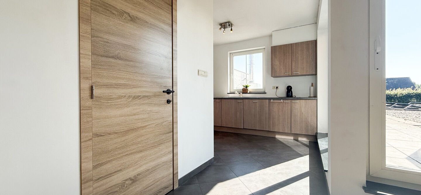 Dit ruime appartement beschikt over een bewoonbare oppervlakte van maar liefst 127 m². Dankzij de praktische indeling, de aangename lichtinval en de ruime kamers biedt deze woning een bijzonder comfortabel woongevoel.
Via de private inkomhal bereikt u d