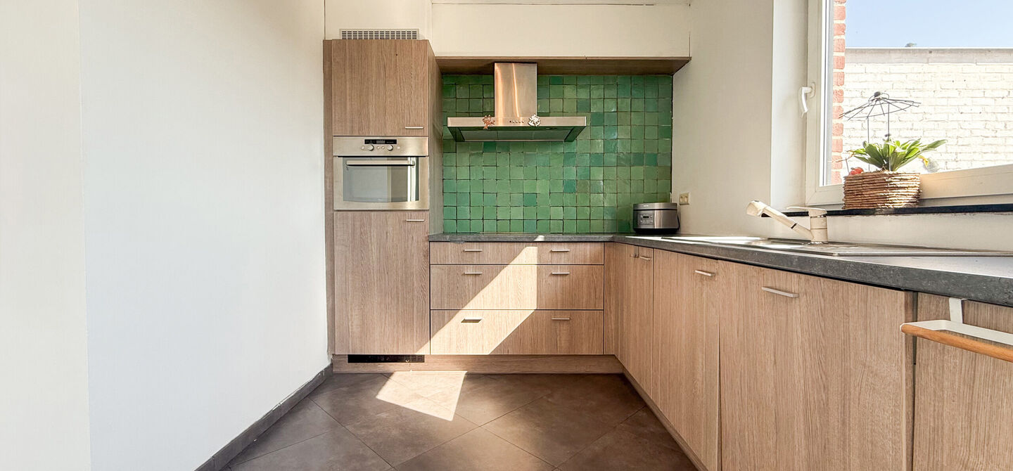 Dit ruime appartement beschikt over een bewoonbare oppervlakte van maar liefst 127 m². Dankzij de praktische indeling, de aangename lichtinval en de ruime kamers biedt deze woning een bijzonder comfortabel woongevoel.
Via de private inkomhal bereikt u d