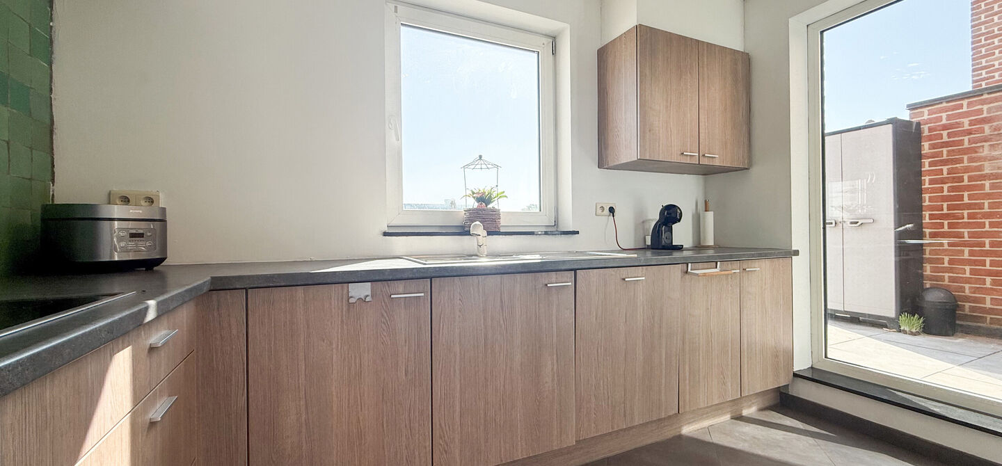 Dit ruime appartement beschikt over een bewoonbare oppervlakte van maar liefst 127 m². Dankzij de praktische indeling, de aangename lichtinval en de ruime kamers biedt deze woning een bijzonder comfortabel woongevoel.
Via de private inkomhal bereikt u d